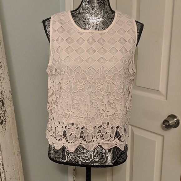 Saks Fifth Avenue Tops - 🌻5/$25🌻 Saks Fifth Avenue crochet top
